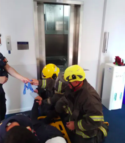 Inicialmente, os bombeiros afirmaram que o elevador havia caído, mas no dia seguinte eles corrigiram a informação, explicando que o equipamento subiu em alta velocidade e veio a colidir no teto do fosso.
