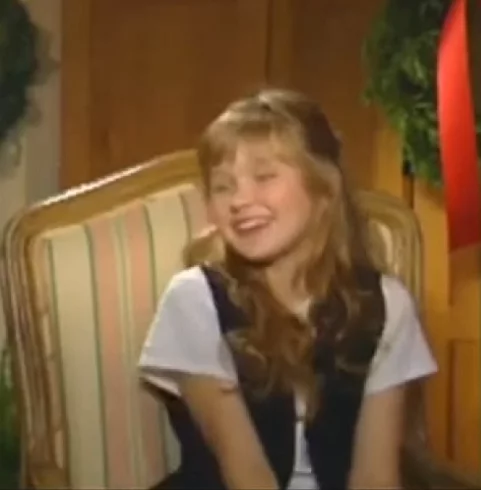 Na época, a atriz tinha apenas 12 anos, enquanto Brad Pitt já estava com 31. Durante a entrevista, a repórter questionou Kirsten Dunst sobre sua reação ao beijar o ator, e a jovem atriz explicou que achou a situação embaraçosa.
