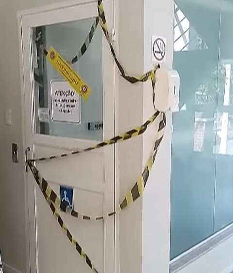 Em depoimento à CNN, o delegado responsável pelo caso, André Roese, relatou que a filha, que os acompanhava, não viu que o elevador da clínica estava no andar de cima quando a porta abriu.