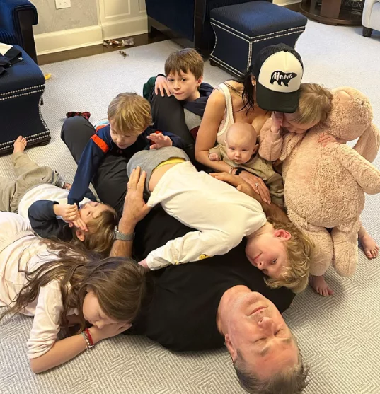 “Tem sido um momento difícil para minha família e quero expressar a vocês (os seguidores) o quanto sou grata por seu apoio, sua gentileza e sua razão. Sinceramente, acho que sem isso nós desmoronaríamos, disse Hilaria, que está com Baldwin desde 2012, durante o período de ação judicial. O casal tem 7 filhos. 