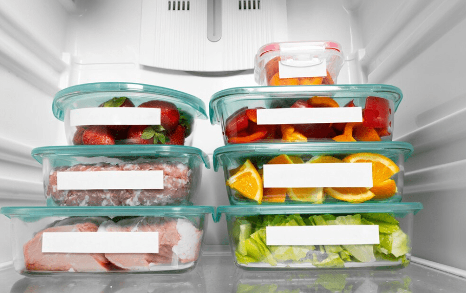 A rotulagem com nome e data e o cuidado para não descongelar e recongelar são práticas essenciais para manter a qualidade dos alimentos congelados.