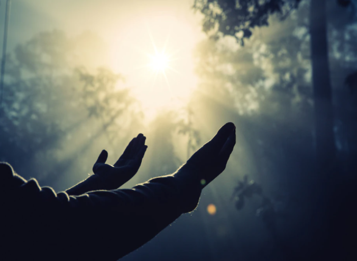 O Espiritismo é uma doutrina filosófica, científica e religiosa que busca compreender a natureza dos espíritos e suas relações com o mundo material. E possui milhões de seguidores pelo mundo.