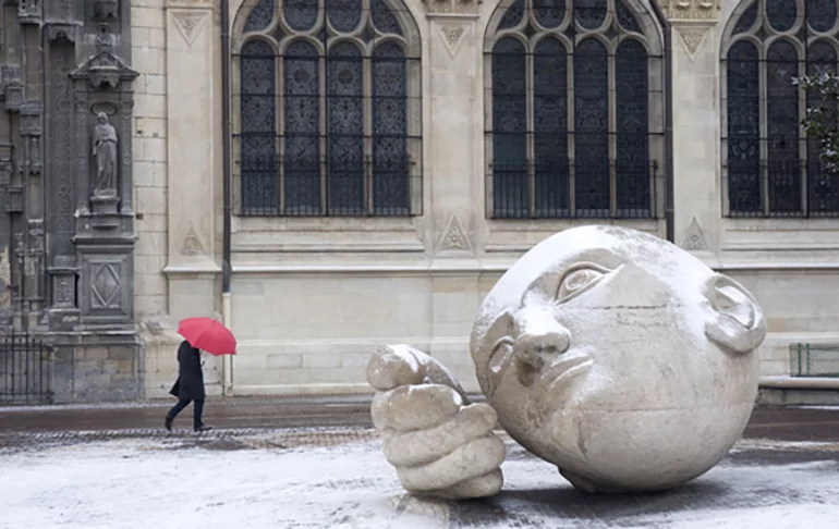 O Ouvinte (L'Ecoute) -  França - Esculpida em 1986 por Henri Miller , está instalada perto da Igreja St. Eustache, na Place René Cassins, em Paris. E representa um homem de fisionomia calma, que se apoia sobre a mão para ouvir quem passa.