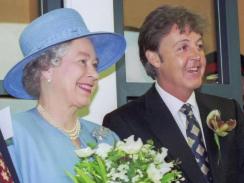 Paul foi o primeiro dos Beatles a ser condecorado com o título de Sir pela Rainha Elizabeth II. 
