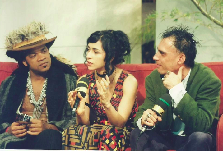 O álbum homônimo lançado pelo trio vendeu mais de 3,7 milhões de cópias no Brasil e foi premiado com o Grammy Latino de Melhor Álbum de Pop Contemporâneo Brasileiro.