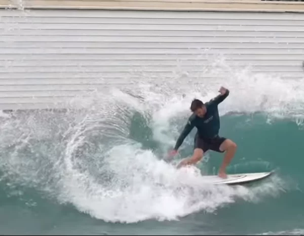 O australiano chegou a publicar nas redes sociais um vídeo mostrando sua experiência pegando ondas em Porto Feliz, uma cidade no interior de São Paulo.