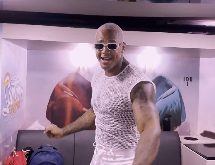 O cantor adotou um estilo próprio que mistura pagode, axé, funk e outros ritmos. Algumas de suas músicas mais famosas são Santinha, Perna Bamba, Contatinho, Rebolation e Se Eu Tiver Solteiro.