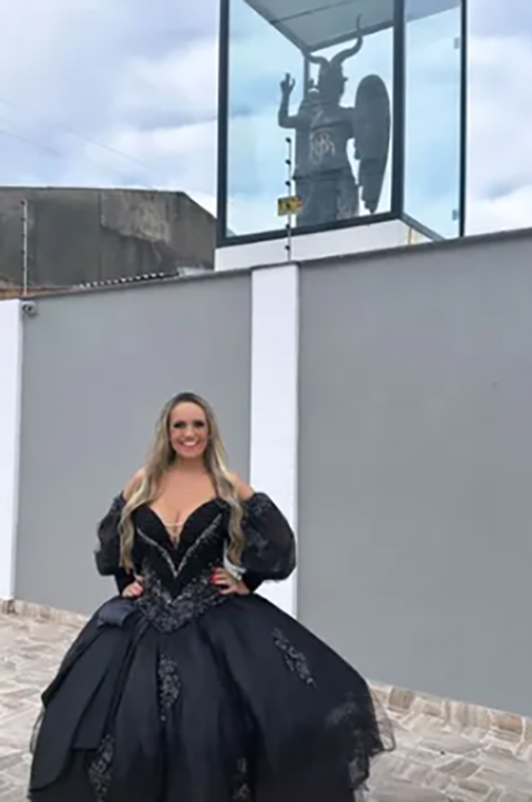 A casa do bairro Alvorada pertence à mãe de santo Michelly da Cigana, que decidiu instalar a imagem por ordem divina. Ela diz que Belzebu (outro nome dado a Baphomet) transformou sua vida para melhor. 