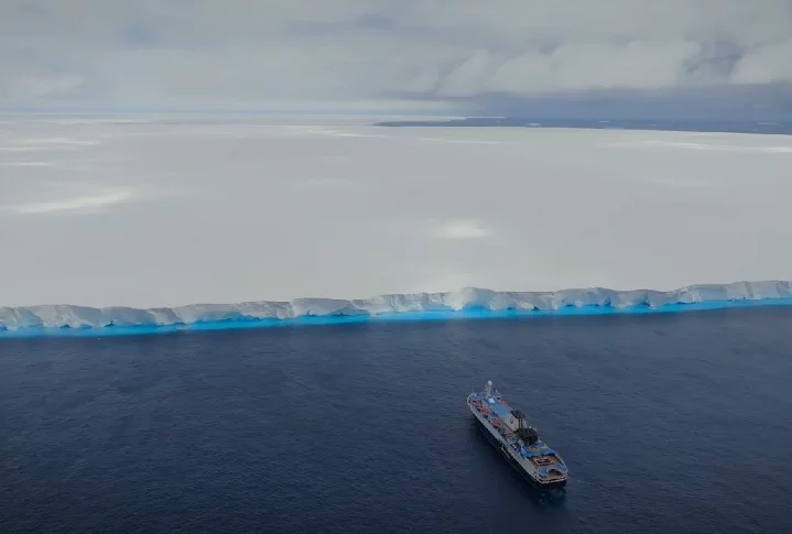 Em uma jornada para estudar o A23a, cientistas embarcaram em um navio de pesquisa e recolheram amostras da água do mar na área. Fotos tiradas durante a expedição revelaram o tamanho gigantesco do iceberg, com impressionantes 3.900 km².
