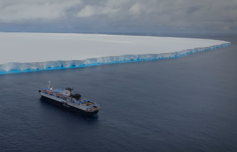 Com quase 1 trilhão de toneladas e mais que o dobro de tamanho da cidade de São Paulo, o A23a deve seguir se deslocando pelo Oceano Antártico, segundo os estudiosos. A previsão é de que chegue à ilha subantártica da Geórgia do Sul e, devido às altas temperaturas da água nessa área, irá se dividir em icebergs menores até derreter.
