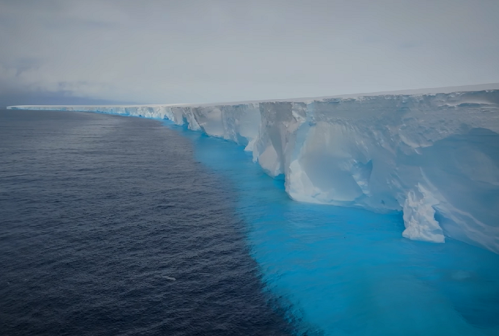 Algumas medições de satélite indicam que o A23a possui uma espessura média total de um pouco mais de 280 metros. O iceberg tem ainda um volume de aproximadamente 1.100 quilômetros cúbicos e uma massa um pouco abaixo de um trilhão de toneladas.