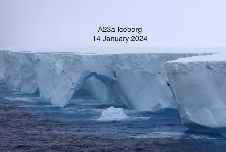 Icebergs gigantescos também podem se fragmentar em pedaços menores à medida que se movem. Ao derreterem, podem contribuir significativamente para o aumento do nível do mar.