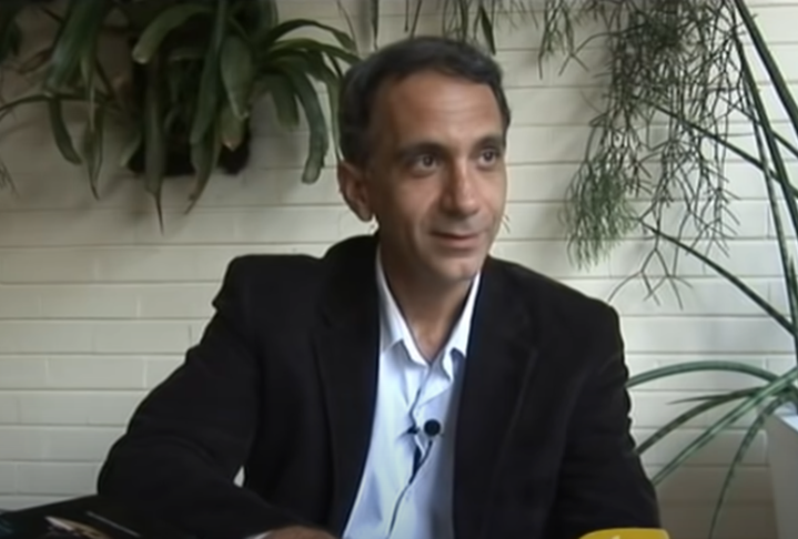 Marcel Souto Maior, ateu, decidiu escrever sobre Chico pela figura emblemática que ele era. E acabou se impressionando com episódios que presenciou, inclusive com calores que sentiu, sem explicação, ao se aproximar da casa de Chico. 