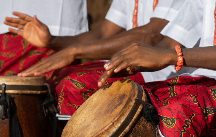 Estudiosos observam que, no Brasil, já havia uma crença em espíritos antes da chegada do Kardecismo - expressa em orixás, caboclos e no catolicismo popular. Quando o Espiritismo chega, é bem-vindo. 