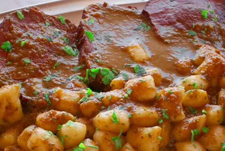 A pasticada é um dos pratos mais tradicionais da Dalmácia, feito com carne bovina marinada e cozida lentamente em vinho tinto e especiarias. É frequentemente servido com gnocchi (nhoque) ou purê de batata.