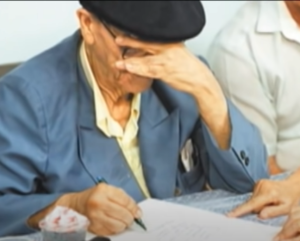 Marcel esteve com Chico três vezes. E assistiu a uma sessão em que Chico fazia atendimento. Uma senhora bem velhinha se aproximou e Chico disse: Desculpe perguntar, mas a senhora está viva ou morta? Ela respondeu: Viva, Chico. E ele disse: Graças a Deus 