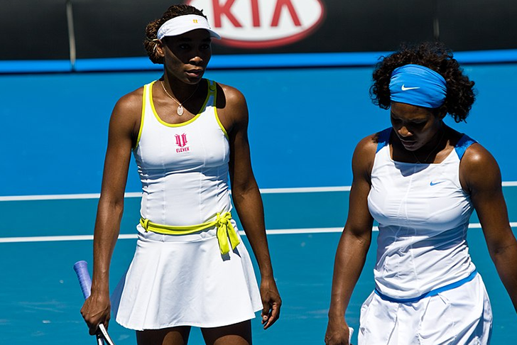As tenistas americanas Serena e Venus Williams, supercampeãs de Grand Slams, são Testemunhas de Jeová. Na juventude, elas e as três irmãs frequentaram a igreja com a mãe Oracene, e chegaram a bater de porta em porta na pregação.  A família, por isso, nunca fez festa de aniversário.