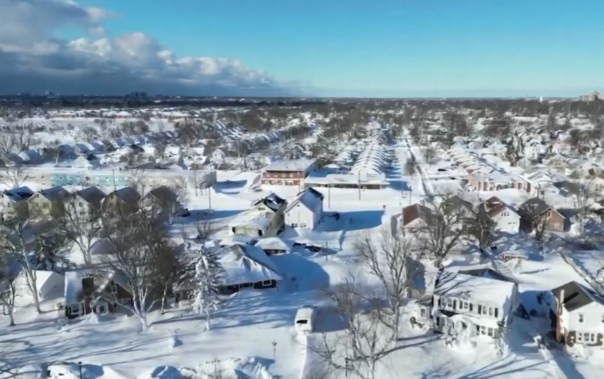 Havia ainda a preocupação com uma possível inundação decorrente do degelo, mas isso não aconteceu e, quando a nevasca acabou, os moradores puderam seguir em frente. 