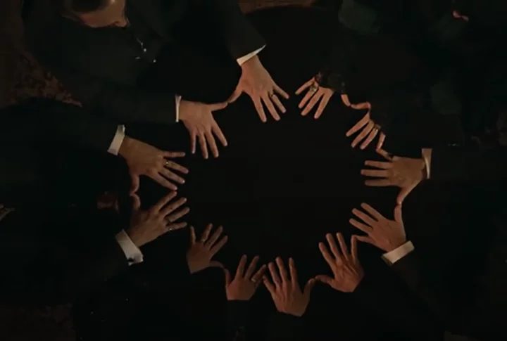 No começo, Rivail não acreditava nos espíritos e atribuía as manifestações a magnetismo. Mas cedeu ao perceber que havia inteligência por trás das mensagens. Na foto, cena do filme Kardec (2019).