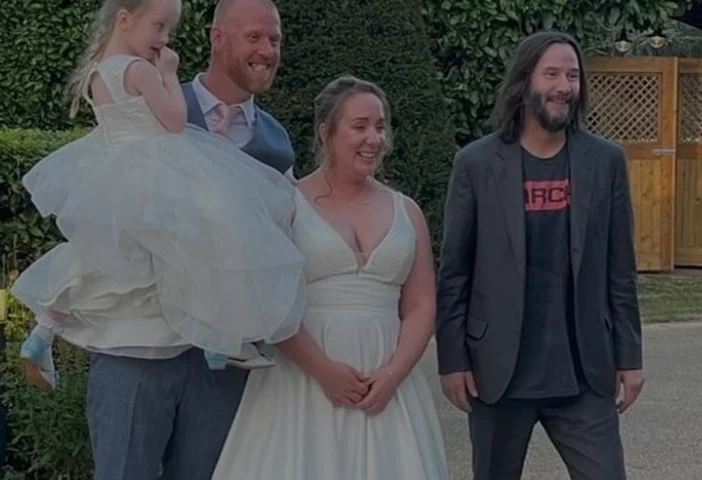 Em 2022, uma fã postou nas redes sociais que Keanu foi à festa do seu casamento, no salão de um hotel na Inglaterra. O noivo havia abordado Keanu, mais cedo, e convidado o ator para o evento. E ele apareceu!