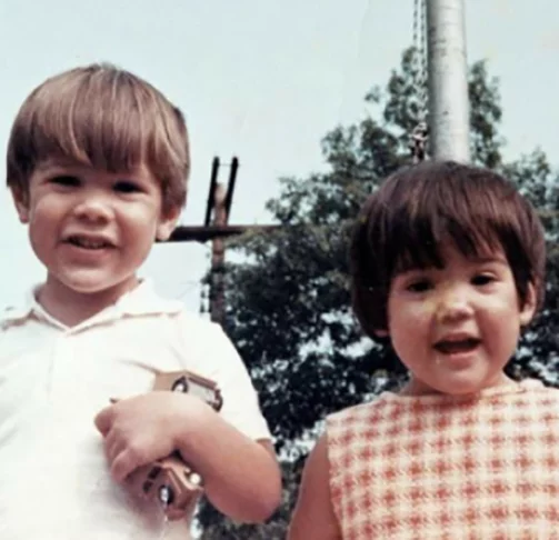 Sensibilizado com a luta de Kim (na foto, com ele, na infância), Keanu criou uma fundação para financiar pesquisas sobre câncer e auxiliar pessoas doentes. 