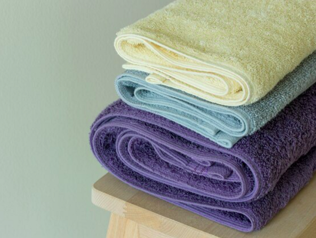 Uma dica é distribuir baldes ou bacias com água (de preferência fria), jogue um pouco de água no chão ou coloque toalhas úmidas pelo lugar - essa última maneira é a mais eficiente. 