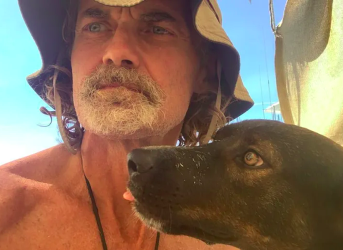 Após o resgate, Shaddock contou que havia partido do México com sua cachorrinha em direção à Polinésia Francesa em abril de 2023. 