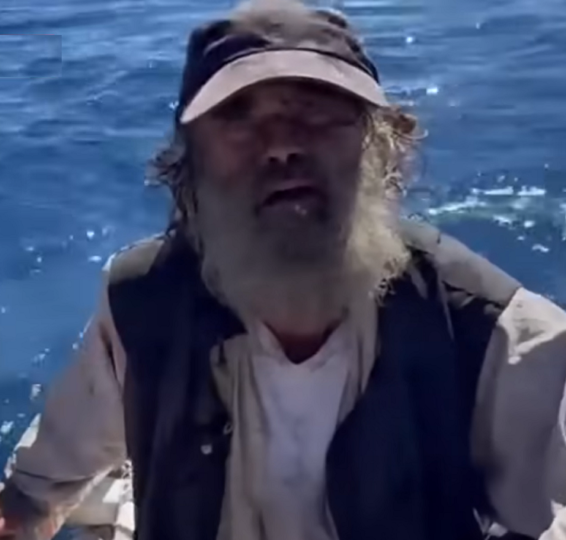 Ele sobreviveu apenas bebendo água da chuva e comendo peixe cru. Assim, o homem estava acompanhado por sua cadela de estimação, chamada Bella.