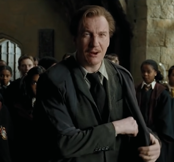 Remus Lupin é introduzido no terceiro livro, Harry Potter e o Prisioneiro de Azkaban. Na história, ele foi amigo dos pais de Harry e, eventualmente, torna-se professor de Defesa Contra as Artes das Trevas em Hogwarts.