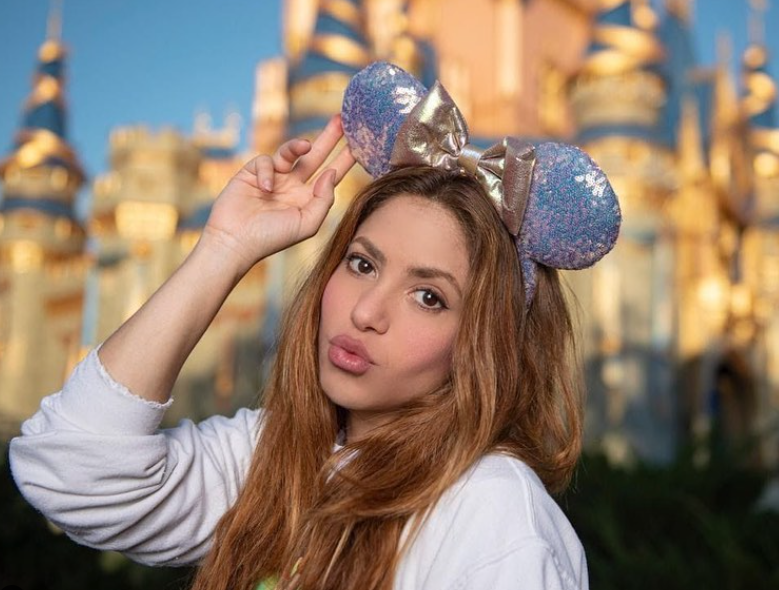 Entre os artistas colombianos mais conhecidos do mundo está Shakira. Desde que despontou nos anos 90, a cantora era figurinha carimbada em programas de TV do Brasil. Ela nunca escondeu o carinho pelo povo brasileiro e já fez shows no país. Atualmente, segue como a artista de maior renome da Colômbia.  