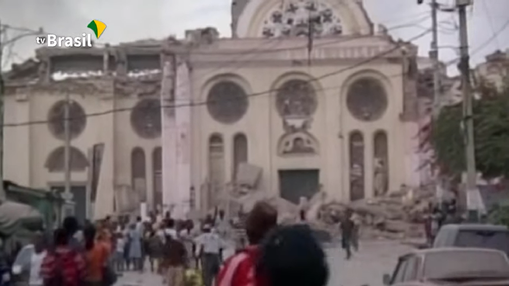 Charles já escreveu livro, produziu documentário e possui duas organizações voltadas para o assunto. Uma delas, a Prince's Foundation for the Built Environment, ajudou a reconstruir e redesenhar os prédios destruídos pelo terremoto no Haiti, em 2010 (foto).