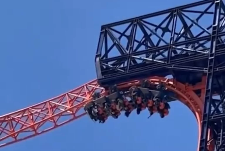 As montanhas-russas de grandes parques têm um sistema de proteção rigoroso, o que dá segurança aos visitantes. Mas já houve sustos... Em junho de 2023, 11 pessoas ficaram penduradas de cabeça pra baixo no carrinho de uma montanha-russa que travou na China. 