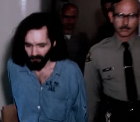 O líder da seita, Charles Manson, convenceu seus seguidores de que ele era uma figura messiânica e pregava uma teoria distorcida sobre uma guerra racial iminente. Manson acreditava que os assassinatos iriam desencadear um conflito entre brancos e negros, o que ele chamou de Helter Skelter, nome de uma música famosa dos Beatles.