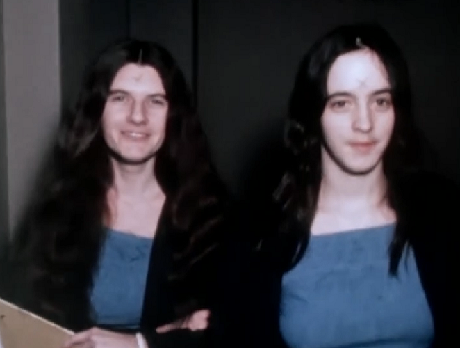 Ela se encontrava presa na Califórnia por seu envolvimento em dois homicídios. O Departamento de Correções e Reabilitação da Califórnia emitiu uma declaração informando que Van Houten foi liberada para supervisão de liberdade condicional.