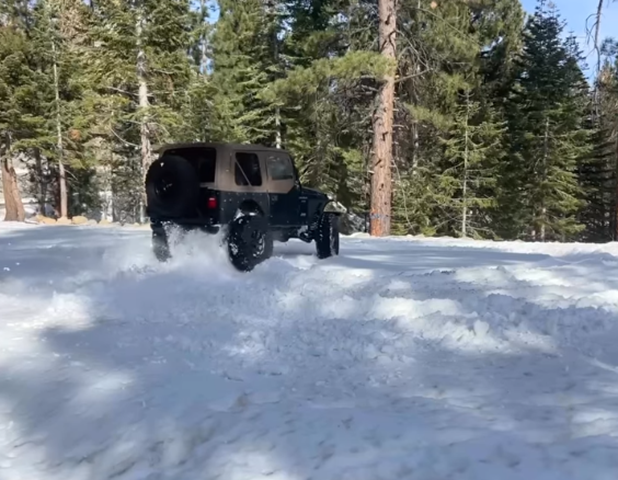 Após a chegada dos paramédicos, Renner foi levado de helicóptero a um hospital próximo para socorro imediato.