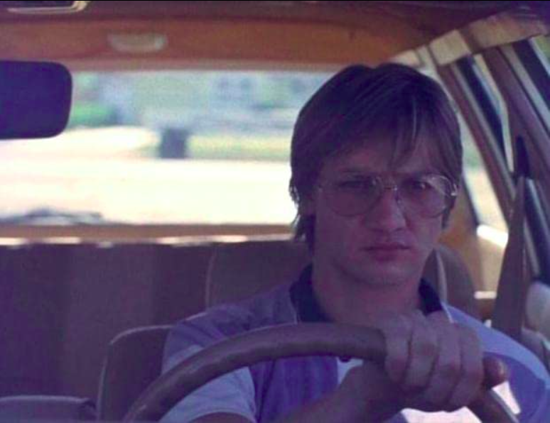 Em 2002, Jeremy Renner ganhou projeção ao viver o psicopata Jeffrey Dahmer, no filme de suspense “Dahmer: Mente Assassina”.