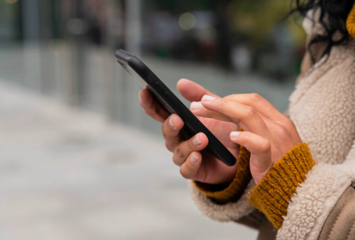 O texto diz que a norma vale para todos os meios de comunicação, incluindo as redes sociais, e também outdoors. 
