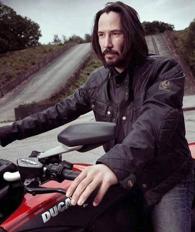 Keanu Reeves – O ator que faz sucesso nas franquias Matrix e John Wick tem não apenas motos , mas também uma fábrica: Arch Motorcycle Company. E projetou sua própria moto. Ele também guarda, entre outras, uma moto Norton Commando 850 Mark 2A, modelo 1973, e uma Ducati 996 do filme Matrix Reloaded.