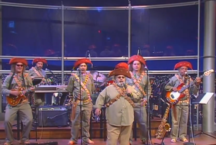 No programa, músicos acompanhavam o apresentador não só tocando, mas interagindo em momentos de humor. O saxofonista Derico (o quarto atrás de Jô na imagem) disse que ele foi um pai.