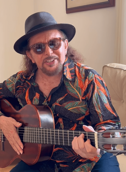 Geraldo Azevedo - 11/01/1945 (80 anos). É um dos maiores artistas da música nordestina. Com uma carreira que mistura MPB e ritmos nordestinos, ele é autor de sucessos como Anunciação e Cavalo de Pau, sempre mantendo uma forte identidade regional.