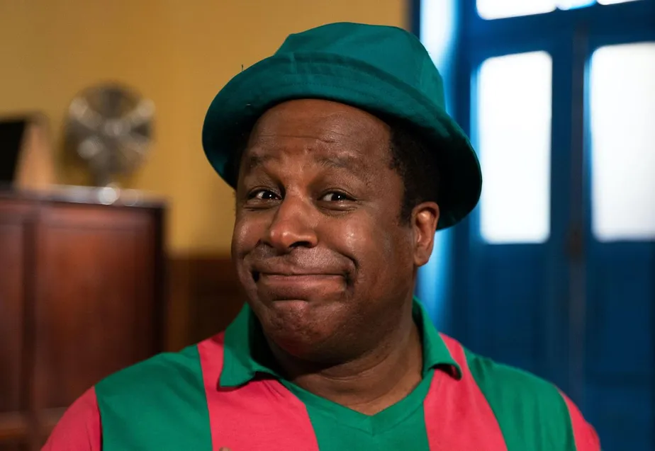 A produção reconstruiu a vida de Antônio Carlos Bernardes Gomes. A infância ficou a cargo de Tawan Lucas, enquanto na juventude Yuri Marçal defendeu o papel e na maturidade coube a Ailton Graça viver o humorista. 