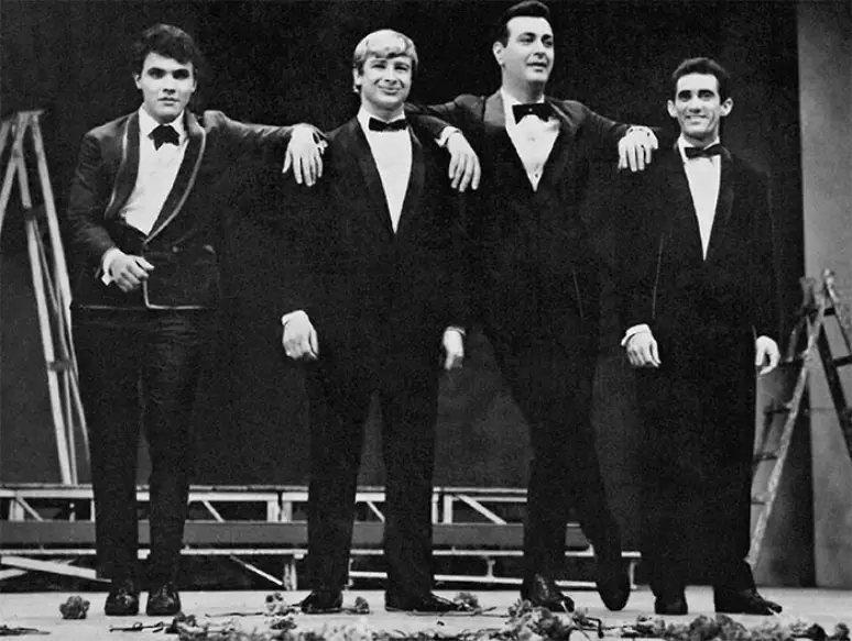 Antes disso, Didi e Dedé estrearam um programa de humor exibido pela TV Excelsior, chamado Adoráveis Trapalhões. Na ocasião, faziam parceria com  o “galã” Wanderley Cardoso, o “diplomata” Ivon Curi e o “estourado” Ted Boy Marino, entre outros personagens. 