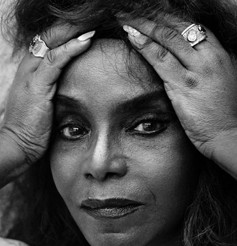 Mas nada a afastou da carreira. Aos trancos e barrancos, ela conseguiu ocupar seu espaço por causa do seu talento. Tinha um jeito único de cantar e de se apresentar. E conseguiu se impor e conquistar respeito, a duras penas. Veja sua história. 