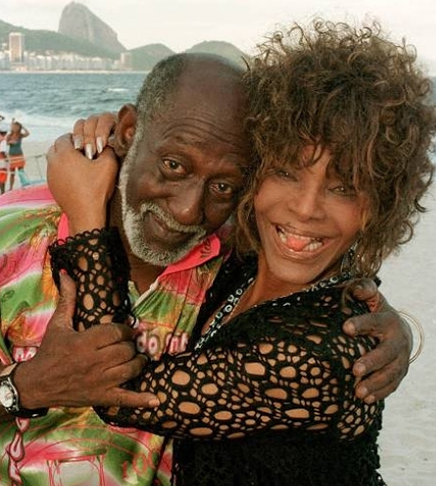 Incisiva na luta contra o racismo, Elza também era irreverente, como na foto com Nelson Sargento. Quando ele morreu em 2021, ela postou: Faça festa no céu, my love.  Agora, Elza se junta a Nelson e, no que depender da diva, vai ter festão!!!!