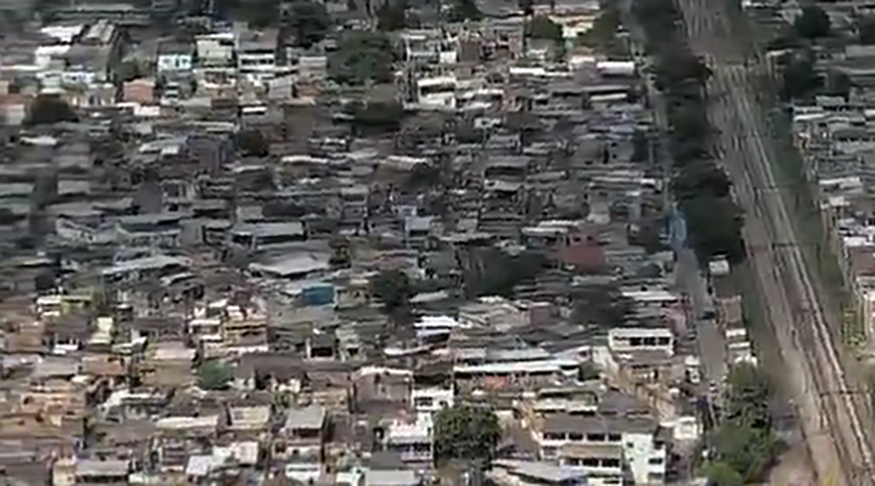 Elza Gomes da Conceição nasceu em 23/6/1930 no Rio de Janeiro. Sua família era pobre e morava na favela da Moça Bonita (hoje Vila Vintém), em Padre Miguel, zona oeste do Rio. Com nove irmãos, ela ajudava a mãe carregando latas d'água na cabeça. 