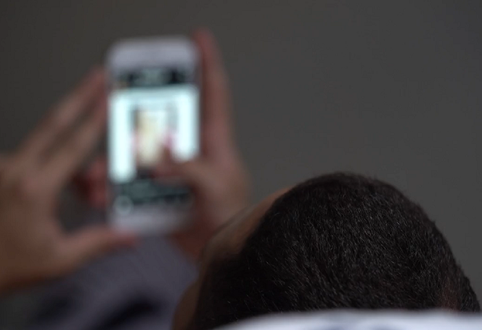 O caso de Mion não foi isolado. Criminosos estão usando imagens de personalidades famosas em anúncios falsos criados com inteligência artificial. Uma reportagem do Fantástico de 17/12/2023 teve esse tipo de golpe como tema. 