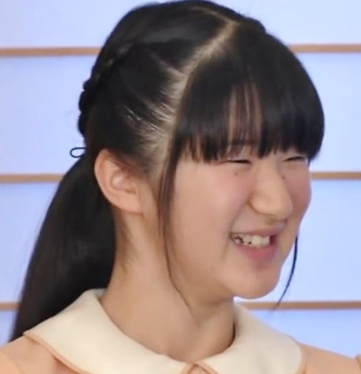 Princesa Aiko do Japão - Filha do imperador Naruhito e da imperatriz Masako, Aiko, também conhecida como Princesa Toshi, é uma das figuras mais amadas do Japão. Apesar de ser uma princesa, ela não pode suceder ao trono imperial japonês devido à tradição de sucessão masculina na família imperial.