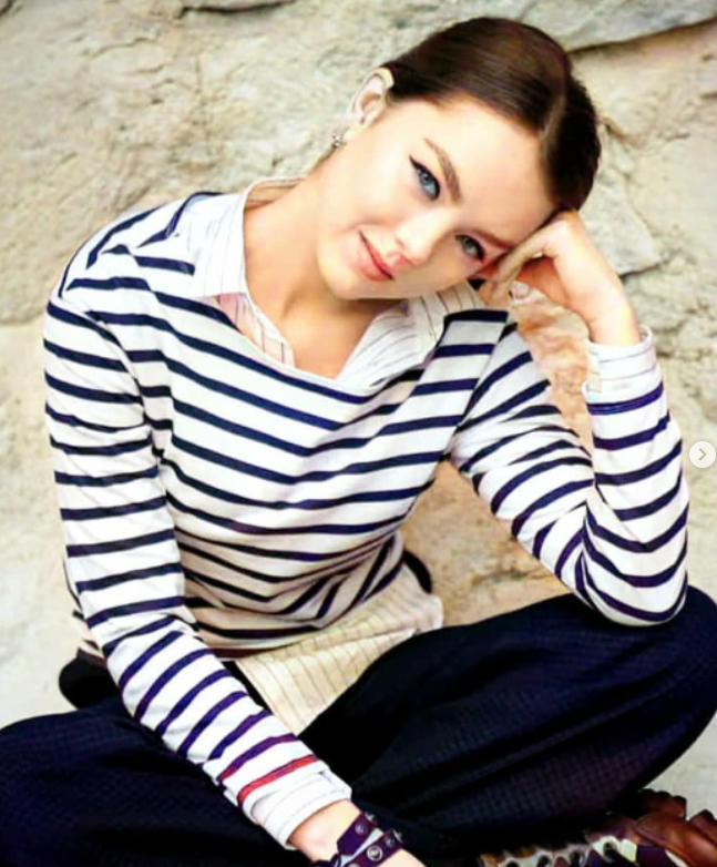 Princesa Alexandra de Hanôver - Filha do príncipe Ernst August de Hanôver e da princesa Caroline de Mônaco, Alexandra tem dupla linhagem real. Embora tenha perdido o direito à sucessão ao trono britânico após se converter ao catolicismo, ela continua sendo princesa de Hanôver e possui um perfil discreto na realeza europeia.