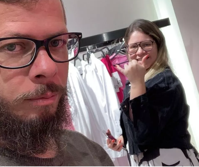 O tio e assessor de Marília que também estava no avião, Abicieli Silveira Dias Filho, era casado e tinha uma filha, nascida em maio do anterior ao acidente.