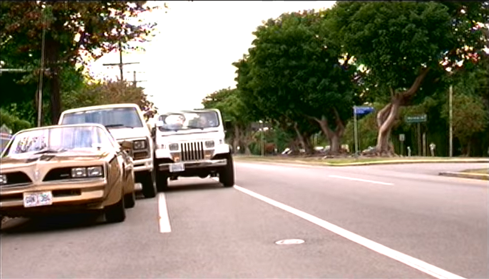 Retrovisor fantasma em “As Patricinhas de Beverly Hills” (1995): A personagem Cher está aprendendo a dirigir e, em uma cena, acaba quebrando o retrovisor do carro. 